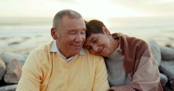 Sonnenuntergang Liebe Und Ein Älteres Paar Strand Für Sommerreisen Ruhestand — Stockvideo