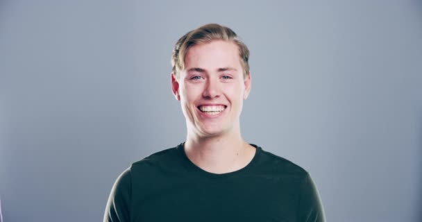 Wajah Senyum Dan Tanda Damai Emoji Dengan Seorang Pria Studio — Stok Video