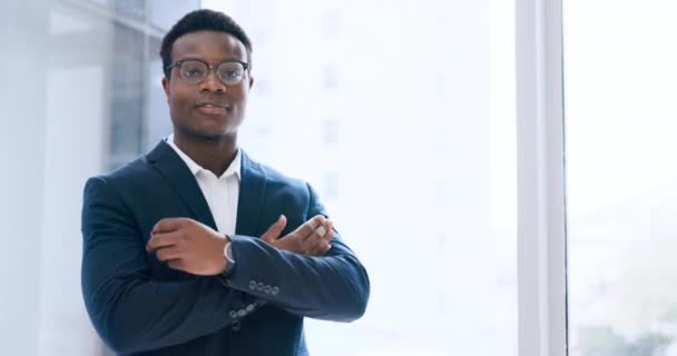Retrato Hombre Negro Feliz Brazos Cruzados Oficina Con Maqueta Orgullo — Vídeos de Stock