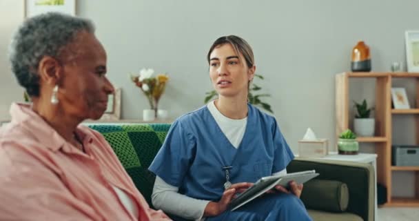 Anciano Mujer Cuidador Con Tablet Para Consulta Comunicación Discusión Para — Vídeo de stock