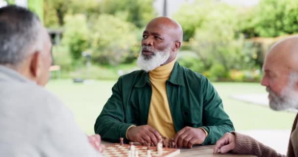 Мужчина Шахматы Игра Разговорами Стратегии Планируя Выиграть Парке Саду Улице — стоковое видео