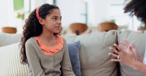 女儿和愤怒的冲突在客厅的沙发上 因为他们的行为 喊叫或手势 妇女或女童 有争论 对战斗和争论感到沮丧 — 图库视频影像