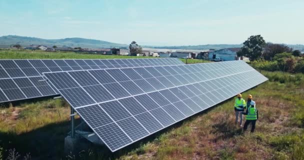 Drone Pannelli Solari Ingegneri Lavoro Squadra Energie Rinnovabili Elettricità Soluzione — Video Stock