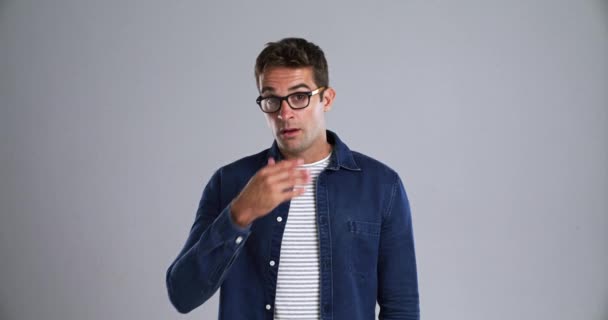 Stres Okulary Mężczyzna Pocierający Oczy Studiu Odizolowany Szarego Tła Dla — Wideo stockowe