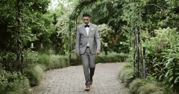 Doğa Düğün Seremoni Için Açık Yeşil Bir Bahçede Yürüyen Genç — Stok video