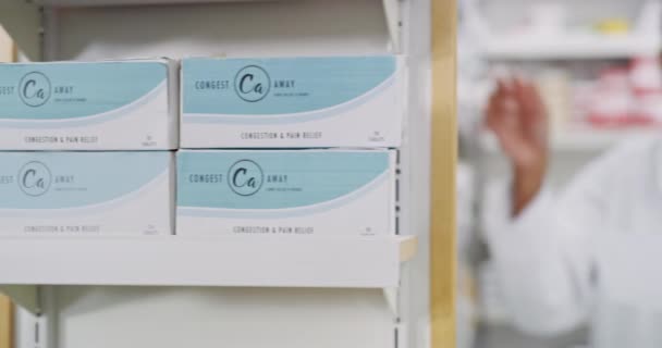 Apotheker Frauen Und Medikamentenregal Mit Rezeptpapier Mit Lagerverwaltung Leseetikett Und — Stockvideo