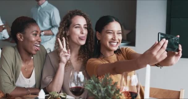参加圣诞晚会 社交媒体或家庭庆祝活动的朋友 妇女和个人都会在餐厅餐桌边享用红酒和食物 兴奋的一群人带着感情用事的照片和感恩之情 — 图库视频影像