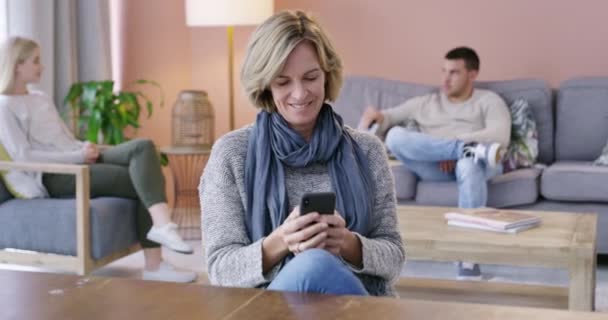 Glückliche Mutter Telefon Und Geschwister Wohnzimmer Für Soziale Medien Kommunikation — Stockvideo