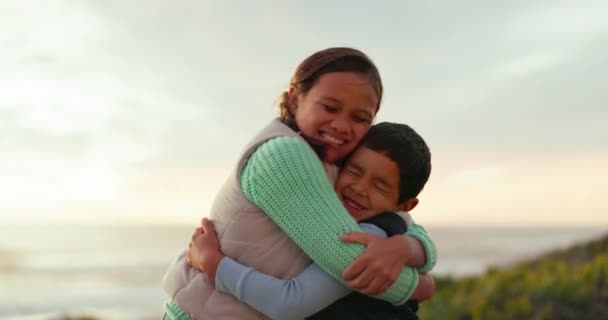 Dzieci Przytulić Kochać Odkryty Plaży Przygody Podróży Lub Wakacji Troską — Wideo stockowe