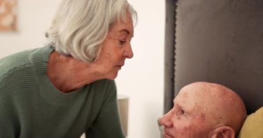 Hasta, alnını öpen ve evde rehabilitasyon için destek, bağ ve empati kuran yaşlı bir çift. Emeklilik, aşk ve yaşlı kadın yatak odasında hastalıklı, iyileşen ve iyileşen bir adamla ilgilenir..