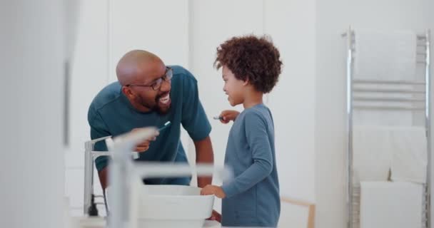 Enfant Apprendre Brosser Les Dents Avec Papa Dans Salle Bain — Video