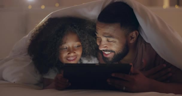 Pai Menina Tablet Quarto Noite Cobertor Para Falar Pensar Escolha — Vídeo de Stock