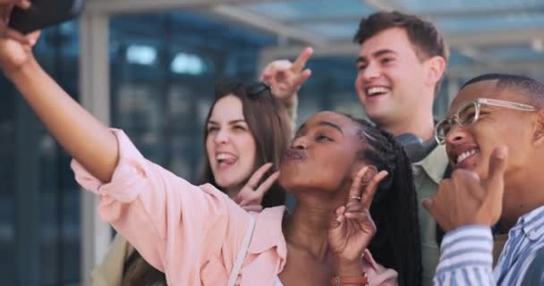 Φοιτητές Φίλοι Και Selfie Στο Πανεπιστήμιο Σύμβολο Ειρήνης Ποικιλομορφία Χαμόγελο — Αρχείο Βίντεο