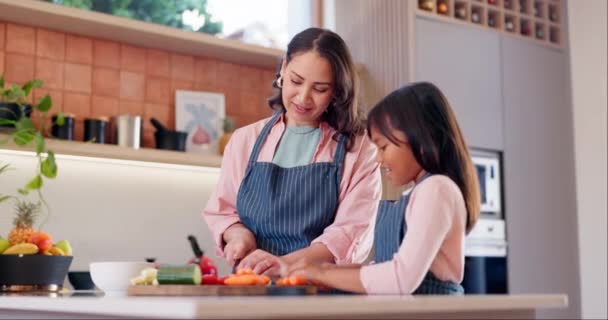 Gotowanie Jedzenie Matka Swoim Dzieckiem Kuchni Zacieśnianie Więzi Zabawy Domu — Wideo stockowe