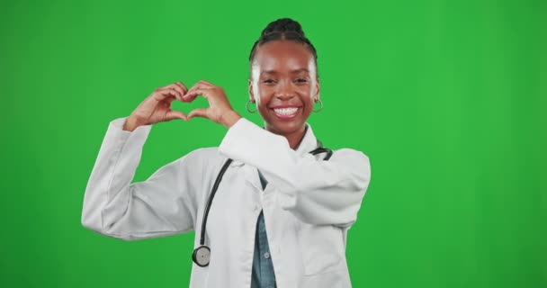 Frau Arzt Und Green Screen Für Herzzeichen Und Lächeln Als — Stockvideo