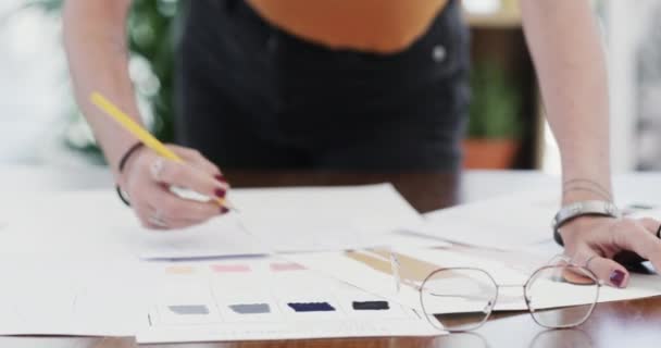 手和纸放在桌上 为设计项目进行创造性规划 为小企业做彩色石板 用于写作或调色板 选择或制造的女性个人 手指和办公笔记 — 图库视频影像