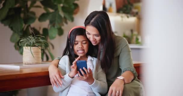 Moeder Kind Mobiele Telefoon Praten Voor Glimlach Huis Voor Online — Stockvideo