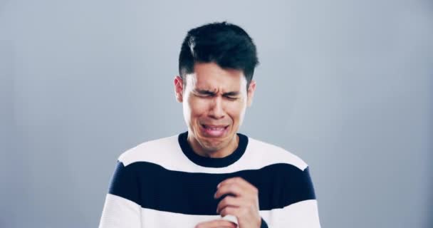 Homem Deprimido Chorando Estúdio Por Notícias Tristes Erro Perda Luto — Vídeo de Stock