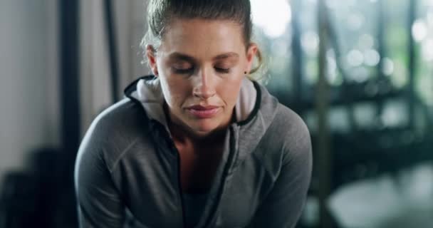 Bryt Gym Och Ansikte Trött Fitness Kvinna Andas Efter Träning — Stockvideo
