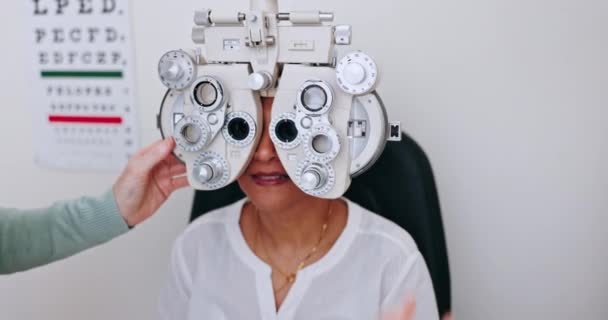 Exame Ocular Mulheres Optometrista Conversando Com Paciente Explicar Processo Testar — Vídeo de Stock