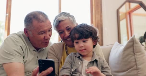 Telefon Großeltern Und Kind Auf Dem Sofa Für Spiel Grundschulbildung — Stockvideo