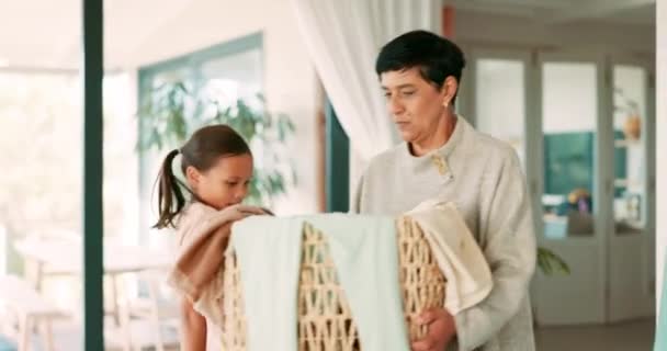 Καλάθι Πλυντηρίου Ρούχα Της Γιαγιάς Της Οικογένειας Κάνει Εργασίες Στο — Αρχείο Βίντεο
