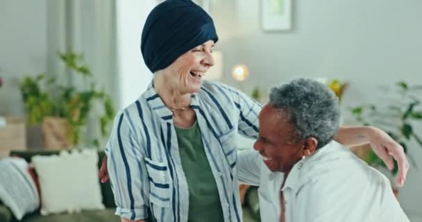 老年妇女和拥抱在家里 关心和联系癌症患者 滑稽和欢笑在一起团聚 兴奋的老年人拥抱和支持 安慰和微笑 幸福和信任 — 图库视频影像
