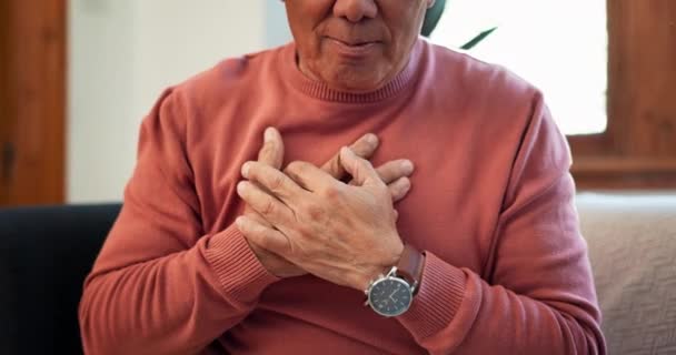 Mãos Ataque Cardíaco Homem Idoso Sofá Com Pulmões Problema Respiração — Vídeo de Stock