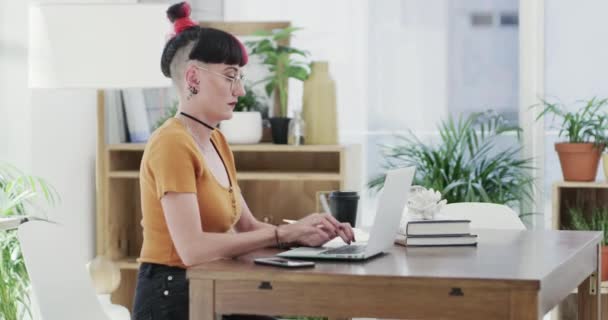現代のオフィスでビジネスウーマン ラップトップ デジタルマーケティングのプロジェクトについて話します 若い女性 創造的で 仕事での接続のためのコンピュータ 技術とスマートフォンにタイピング — ストック動画
