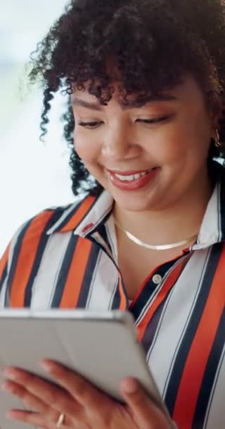 タブレット 弁護士とのタイピングと会社の仕事からの笑顔とのオンライン契約 法律事務所 テクノロジー 女性ビジネスマン デジタル弁護士情報 仕事から幸せ — ストック動画
