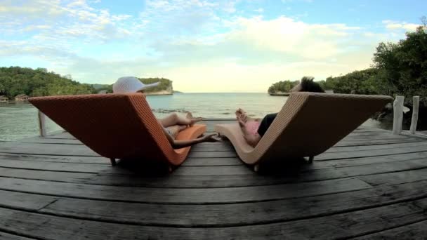 Coppia Tenendosi Mano Lettino Rilassarsi Vacanza Sul Lago Avventura Divertimento — Video Stock