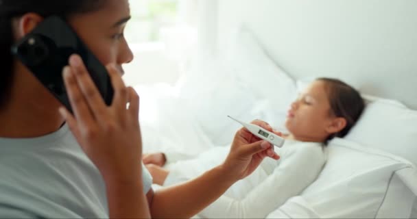 Llamada Telefónica Enfermo Termómetro Con Madre Hijo Dormitorio Para Telesalud — Vídeos de Stock