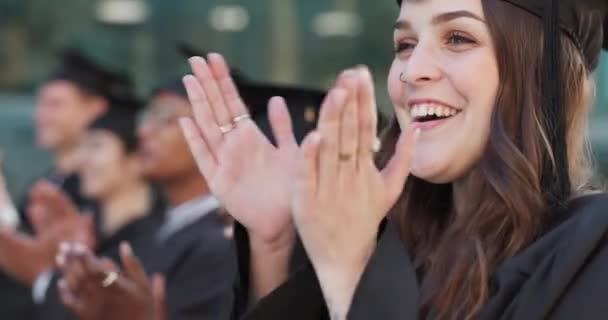 Érettségi Taps Vagy Boldog Diplomázott Egyetemen Oktatás Teljesítmény Vagy Iskolai — Stock videók