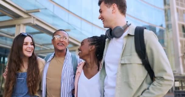 カレッジグループ 人々は 大学の学習や学位の勉強のための笑いと旅を歩いています 多様性学生連帯とアカデミーキャンパスの面白い会話友達 — ストック動画