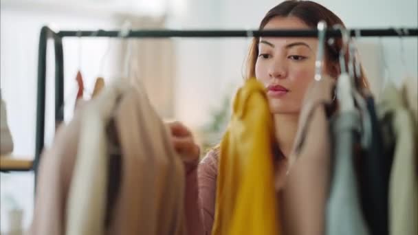 Mode Einkauf Und Kundschaft Mit Einer Frau Einem Geschäft Für — Stockvideo