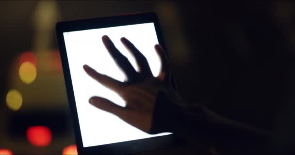 Tablet Layar Dan Tangan Tutup Kota Pada Malam Hari Untuk — Stok Video