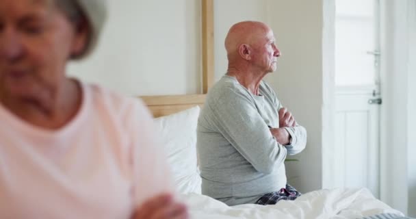 Üzücü Uyuşmazlık Yatak Odasında Yaşlı Bir Çift Evlilik Krizi Evde — Stok video
