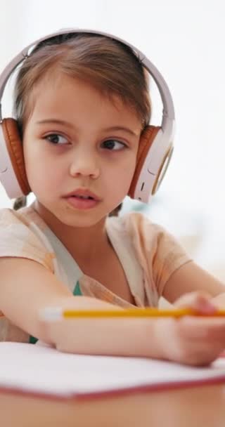 Schreiben Hausaufgaben Und Kind Mit Kopfhörern Für Bildung Online Lernen — Stockvideo
