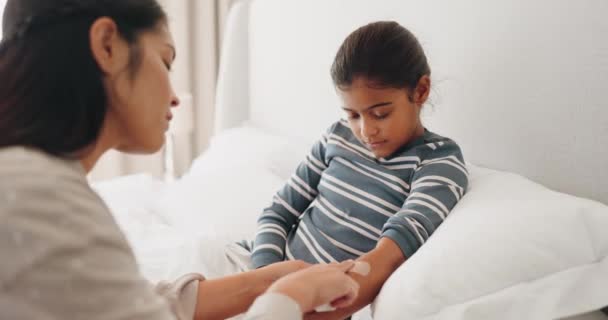 Primeros Auxilios Cuidado Vendaje Con Madre Hija Dormitorio Para Bienestar — Vídeos de Stock