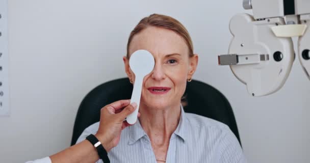 Exame Ocular Rosto Optometrista Cobrem Visão Mulher Cliente Paciente Lendo — Vídeo de Stock