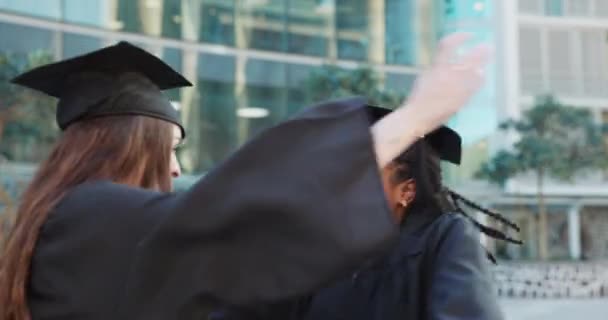 Graduación Abrazo Amigos Mujeres Felices Celebración Del Logro Educación Universidad — Vídeos de Stock
