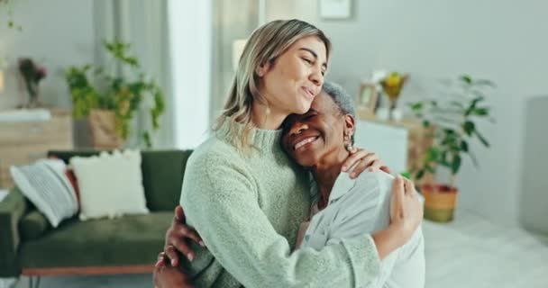 老年妇女 照顾者和家中拥抱 照顾和结伴退休 老年非洲病人在客厅里拥抱护士 寻求支持 快乐和医疗保健 — 图库视频影像