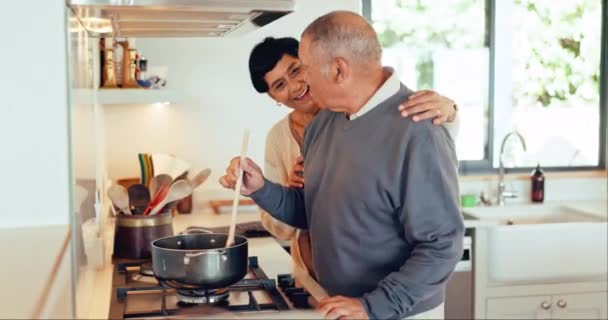 烹调和一对老夫妇一起在厨房里 在他们的家里亲热做饭 与快乐的老人和女人共进晚餐 谈恋爱或微笑 准备好食物 准备吃营养 — 图库视频影像