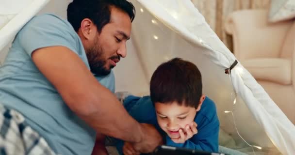 Padre Niño Jugar Tienda Campaña Con Felicidad Casa Para Tiempo — Vídeo de stock