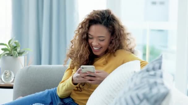 时髦的女孩在手机上看视频 吃爆米花 在社交媒体上看搞笑系列或电影的年轻女性在享受周末闲暇时间时吃零食 — 图库视频影像