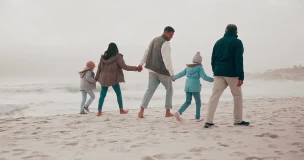 リラックスに日没とビーチで祖父母を持つ家族 ウォーキング 子供たち 幸せな子供たち 親と祖父は絆と質の高い時間のために手を握っています — ストック動画