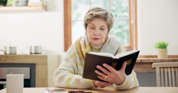 Senior Vrouw Het Lezen Van Bijbel Huis Voor Gebed Geloof — Stockvideo