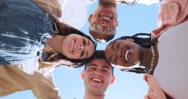 Φοιτητές Φίλοι Και Κύκλος Χαμηλή Γωνία Πρόσωπο Χαμόγελο Ποικιλία Υπαίθρια — Αρχείο Βίντεο