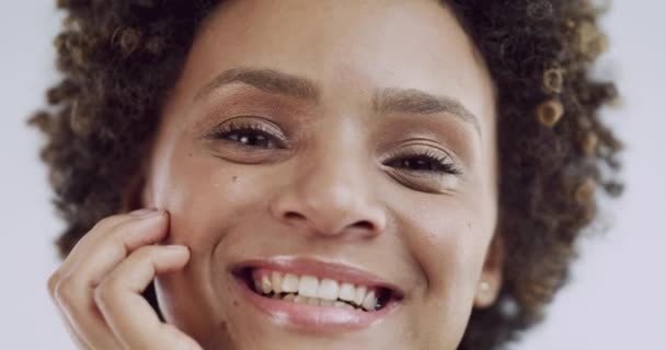 Догляд Шкірою Посмішка Чорна Жінка Торкається Обличчя Студії Сірому Фоні — стокове відео