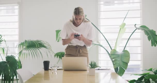 제안에 일하는 전화로 걷고는 사무실 기술에 자신감을위한 — 비디오